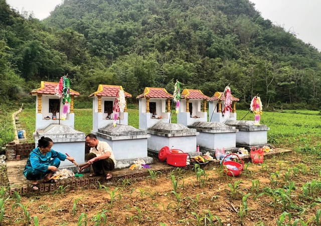 Khi thực hiện nghi lễ tảo mộ, mỗi người cần di chuyển một cách nhẹ nhàng và cẩn thận trong khu vực nghĩa trang, tuyệt đối không giẫm đạp lên mộ, để thể hiện lòng thành kính và tôn trọng đối với thế giới bên kia.