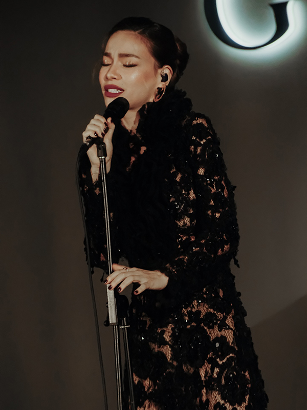 Mỗi lần xuất hiện trước công chúng, Hồ Ngọc Hà đều tỏ sáng với làn da cùng body đẹp.