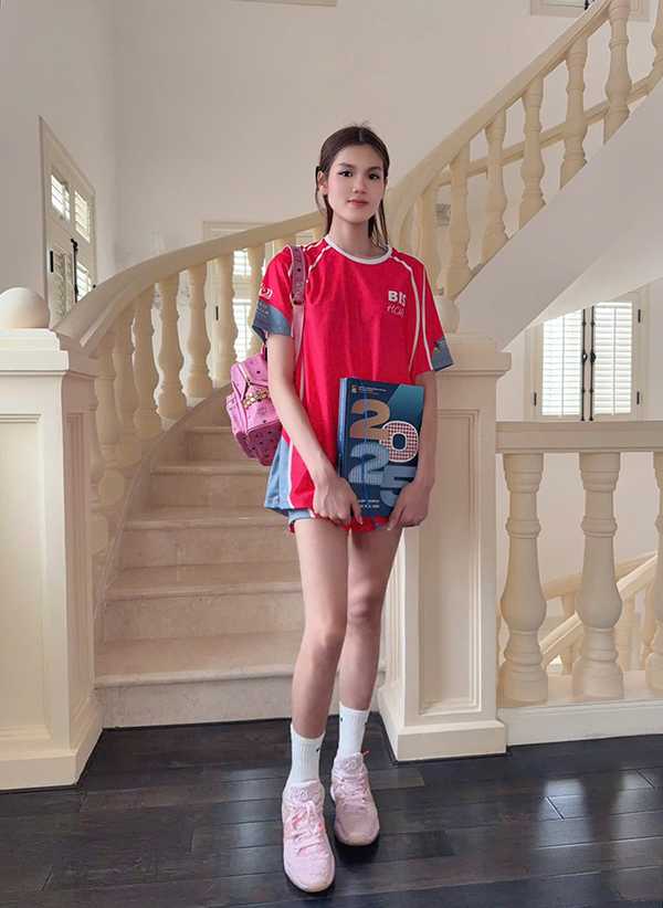 Theo Hoa hậu Phương Lê chia sẻ, con gái là một cô bé thấu hiểu, ngoan và cố gắng chăm học không cần nhắc nhở. Từ khi học mầm non đến bây giờ lớp 10 là 13 năm, con luôn tự dậy đúng giờ.