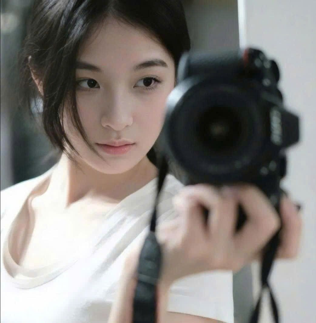 Lan Viên gây ấn tượng bởi kết quả học tập tốt và vượt cấp giành giải Nhất học sinh giỏi Hà Nội. Ảnh: NVCC