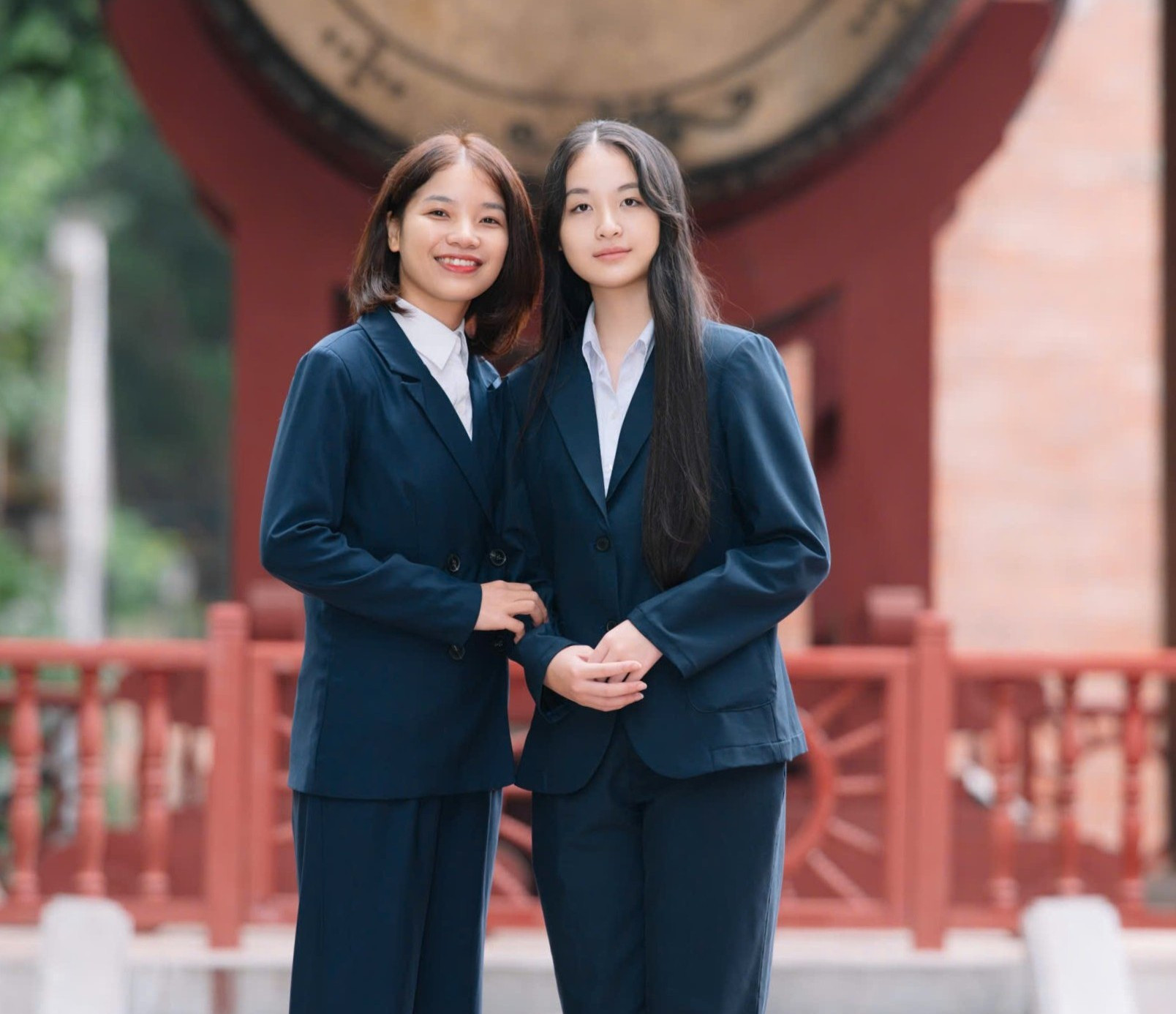 Đỗ Lan Viên và cô giáo chủ nhiệm Nguyễn Thúy Quỳnh. Ảnh: NVCC