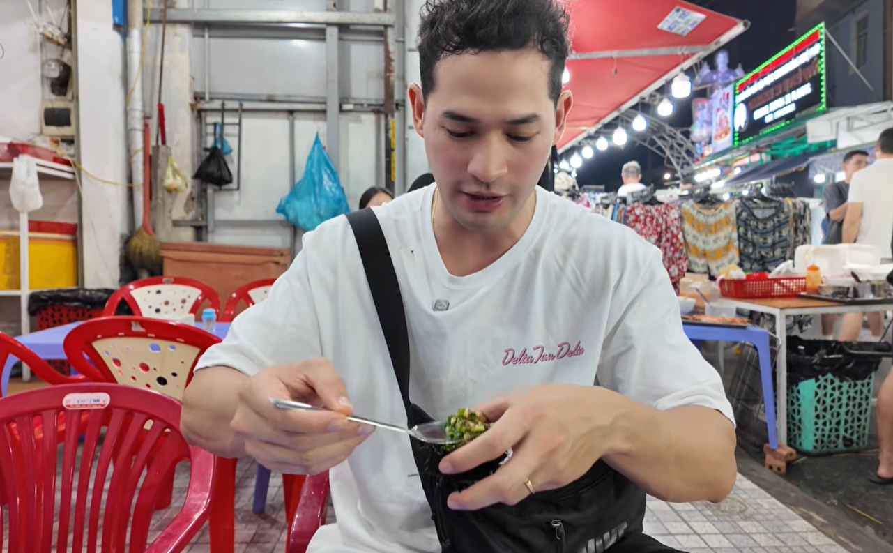 Khách nước ngoài thích thú thử món được ví như amp;#34;nhân sâm của biểnamp;#34; ở Việt Nam - 1