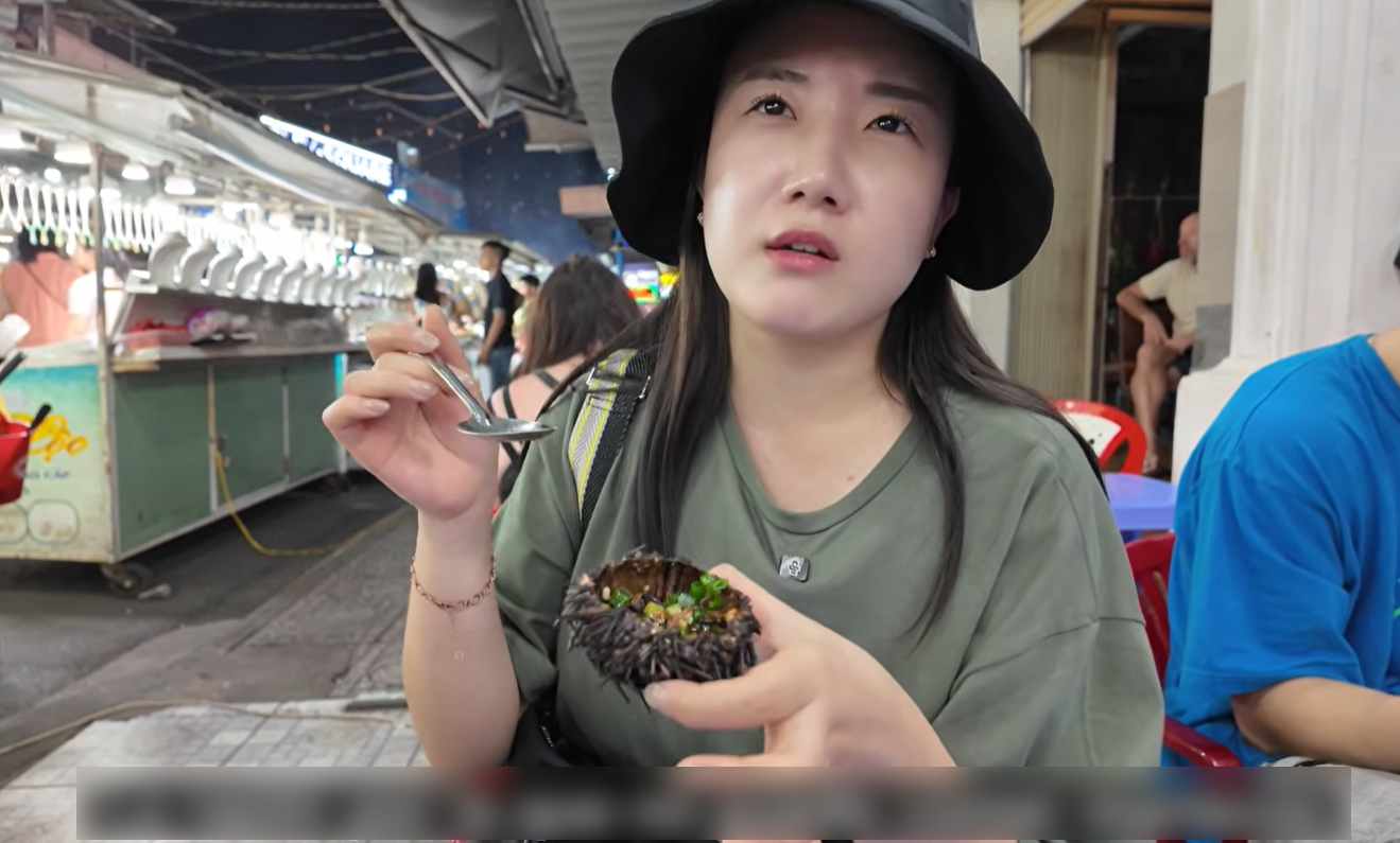 Vợ chồng Chang và Gayoung trải nghiệm ẩm thực đường phố ở chợ đêm Phú Quốc