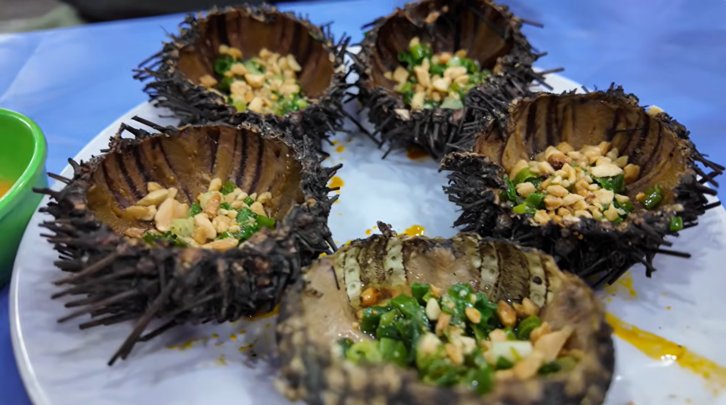 Phần thịt nhum - thực ra là trứng của chúng, sau khi nướng và nêm nếm gia vị sẽ tỏa ra mùi thơm hấp dẫn