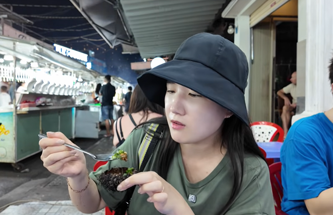 Gayoung nếm thử món nhum nướng