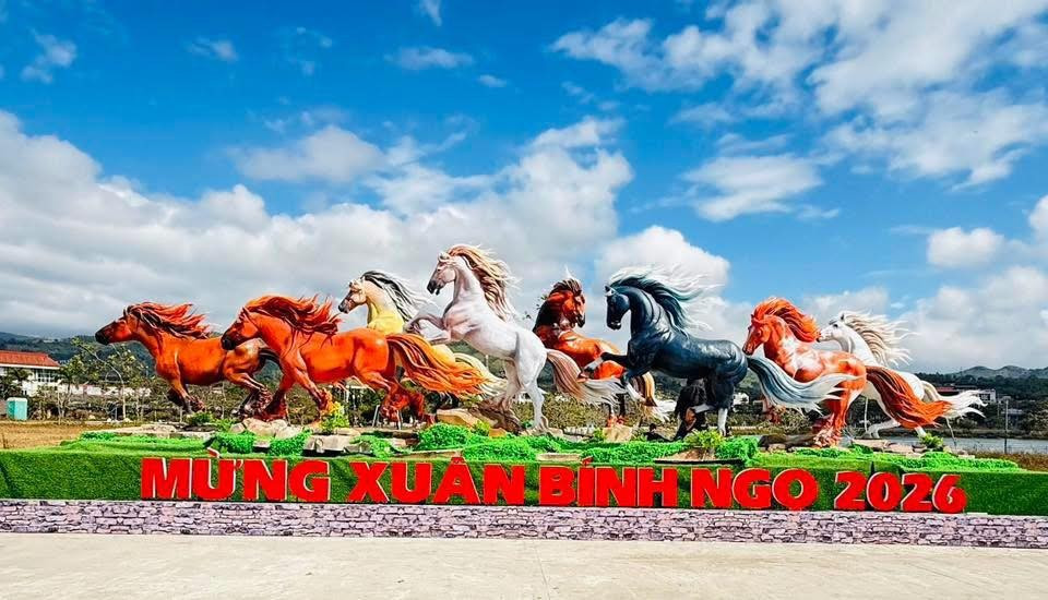 Dàn linh vật năm Ngọ amp;#34;cực vuýpamp;#34;: Ngựa vàng đạp mây ở Điện Biên gây trầm trồ - 1
