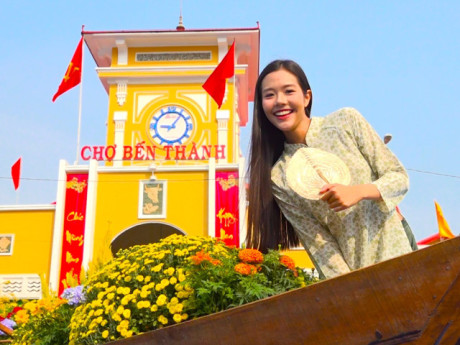 Giới trẻ thích thú, check-in phối cảnh sóng nước, thuyền hoa trước chợ Bến Thành