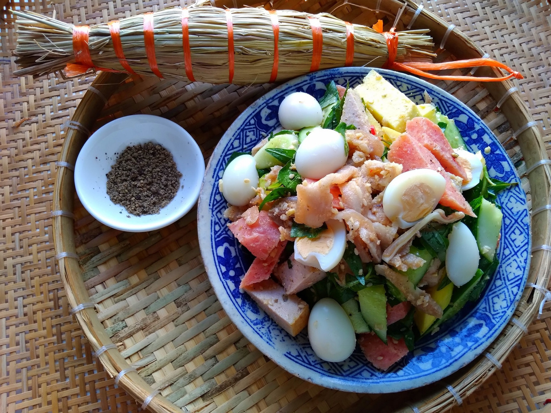 Không chỉ tỉ mỉ trong khâu chế biến, món tré Bình Định còn tạo điểm nhấn bằng hình thức đẹp mắt bên ngoài. Ảnh: Hoàng Quỳnh Sa