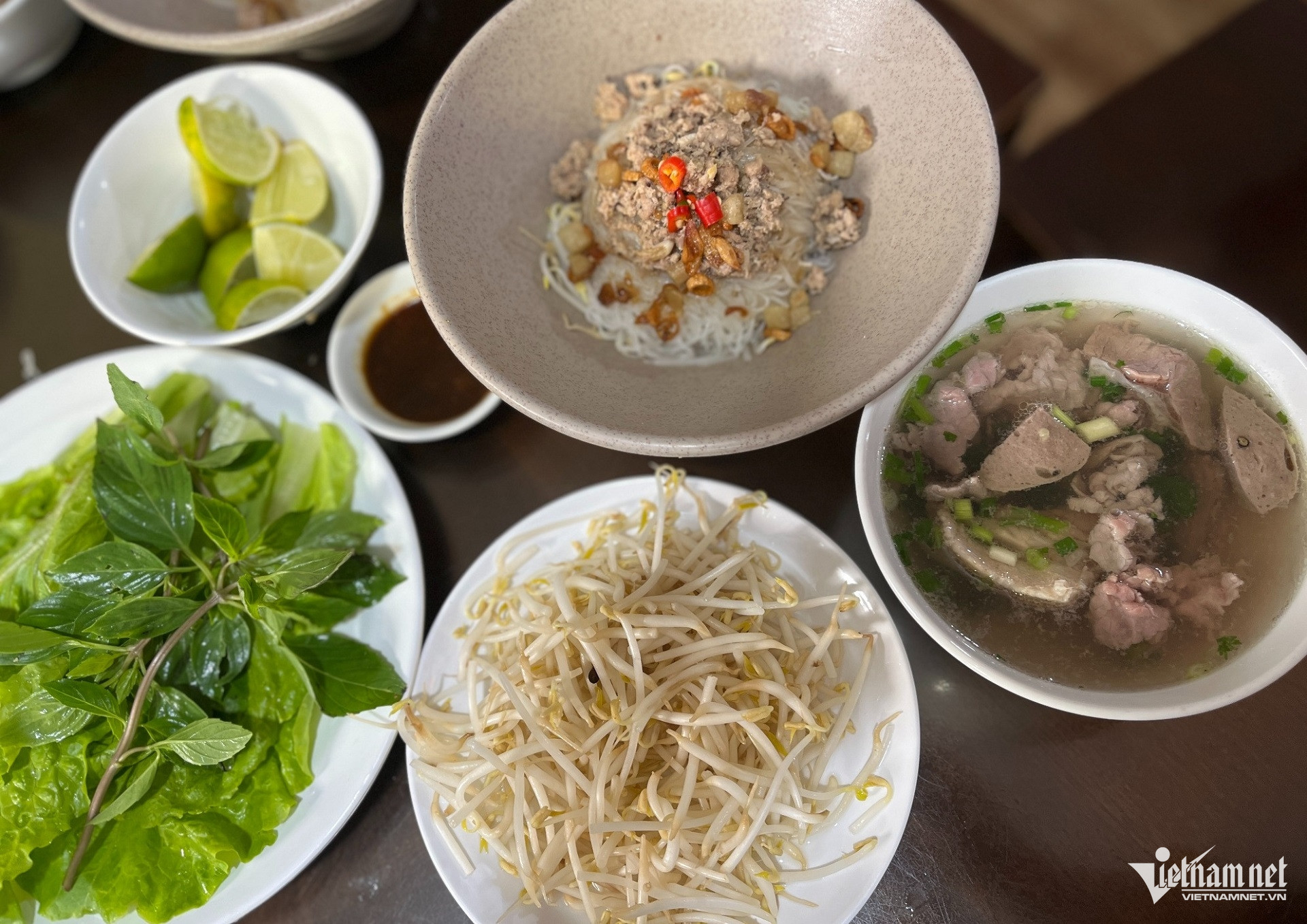 Phở hai tô hay còn được biết đến với tên gọi khác là phở khô. Ảnh: Nguyễn Huế