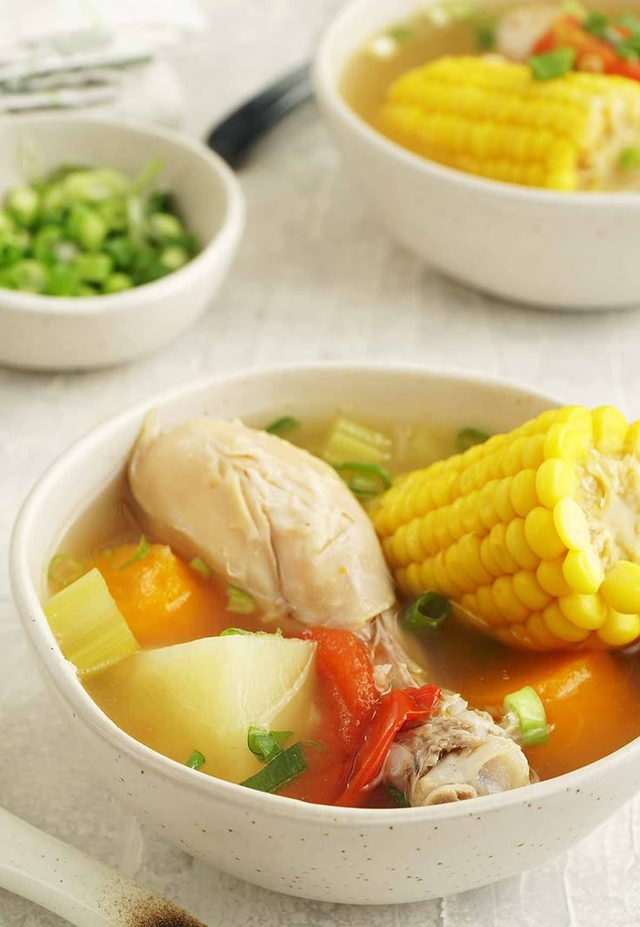 Ngô là loại cây quen thuộc trong bữa ăn của nhiều gia đình Việt. Không chỉ luộc hay nướng đơn thuần mà còn có thể cho vào nấu canh để mang lại vị ngọt cho món ăn.