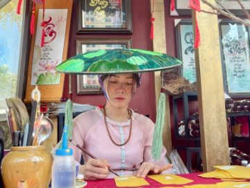 Clip: “Bà đồ” xinh nhất Lễ hội Tết Việt miệt mài bên nghiên mực, “rồng bay phượng múa giữa ngày xuân”