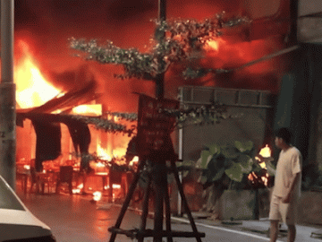 Lửa thiêu rụi quán bia ở Hà Nội