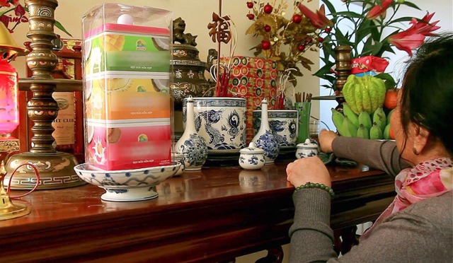 Sau khi rút chân hương ra khỏi bát hương, hãy để lại 5 chân hương cũ trong bát hương. Những chân hương còn lại, đem đốt thành tro rồi thả dưới sông, ao hồ hoặc pha nước tưới cây.