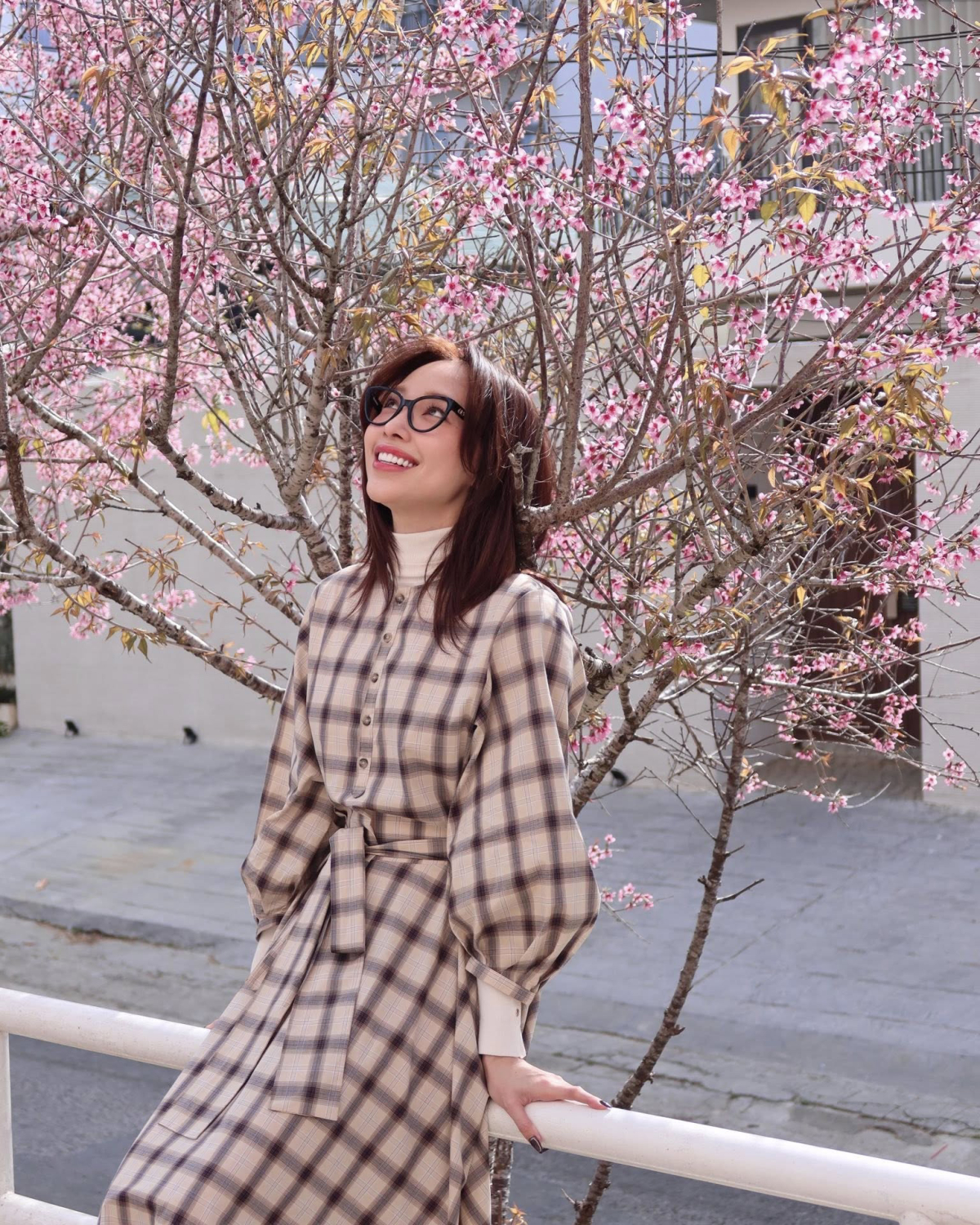 Gần Tết Nguyên đán, Tóc Tiên lên Đà Lạt nghỉ ngơi, ngắm hoa mai anh đào. Cô check-in trong khung cảnh lãng mạn với chiếc đầm kẻ caro của một thương hiệu bình dân.