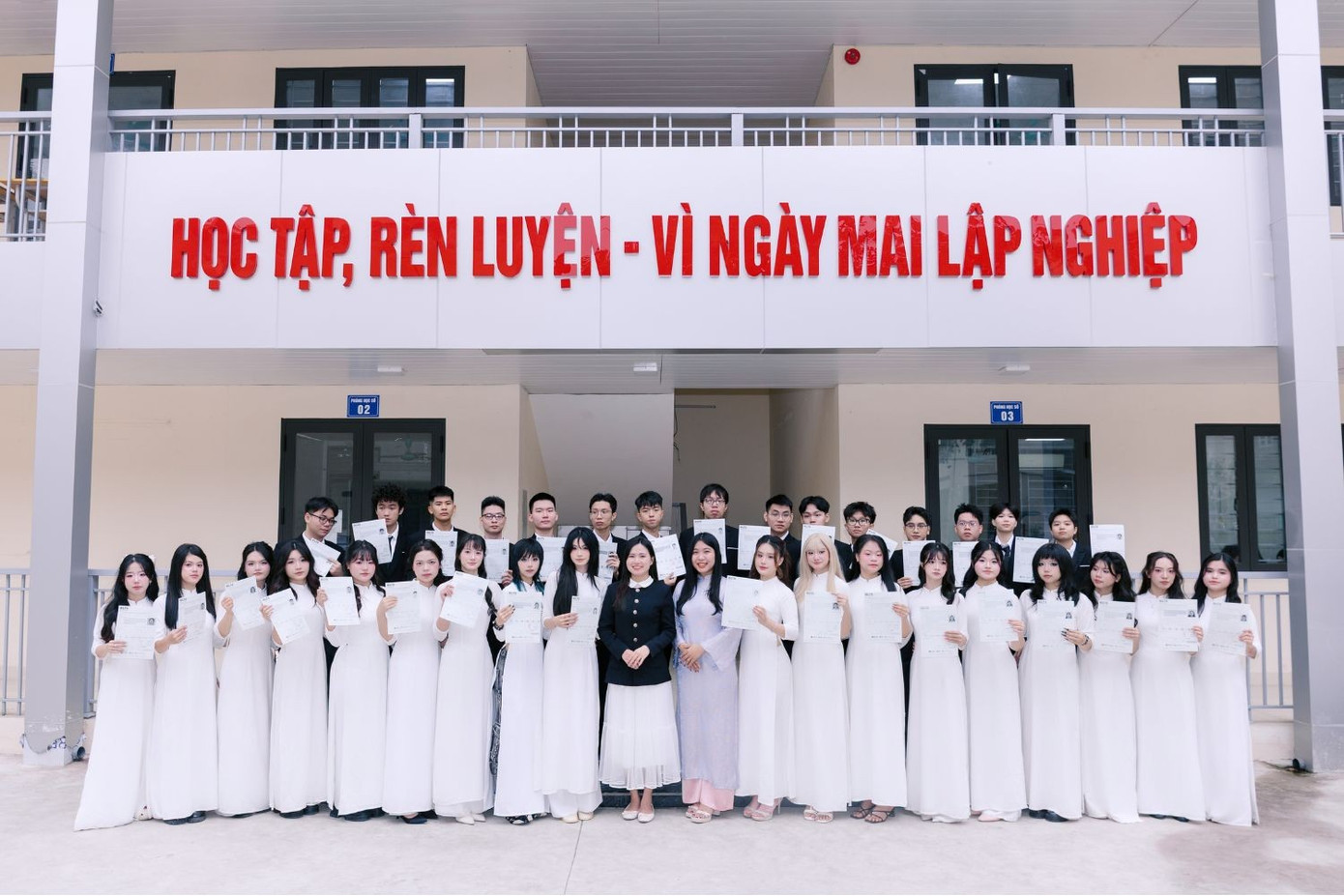 Độc lạ clip kỷ yếu triệu view: Khoe amp;#34;tấm bằngamp;#34; tốt nghiệp amp;#34;búng ra tiếng Anhamp;#34; - 1