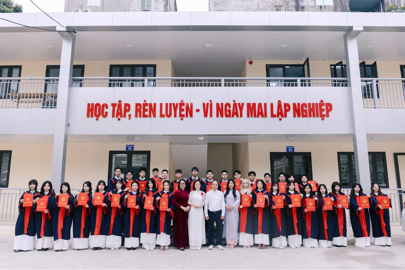 Độc lạ clip kỷ yếu triệu view: Khoe amp;#34;tấm bằngamp;#34; tốt nghiệp amp;#34;búng ra tiếng Anhamp;#34; - 2