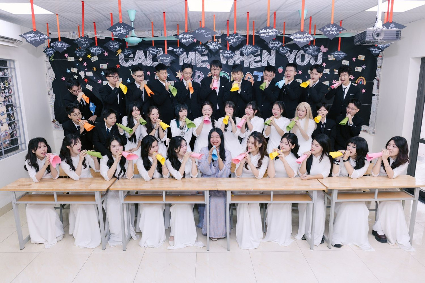 Độc lạ clip kỷ yếu triệu view: Khoe amp;#34;tấm bằngamp;#34; tốt nghiệp amp;#34;búng ra tiếng Anhamp;#34; - 3