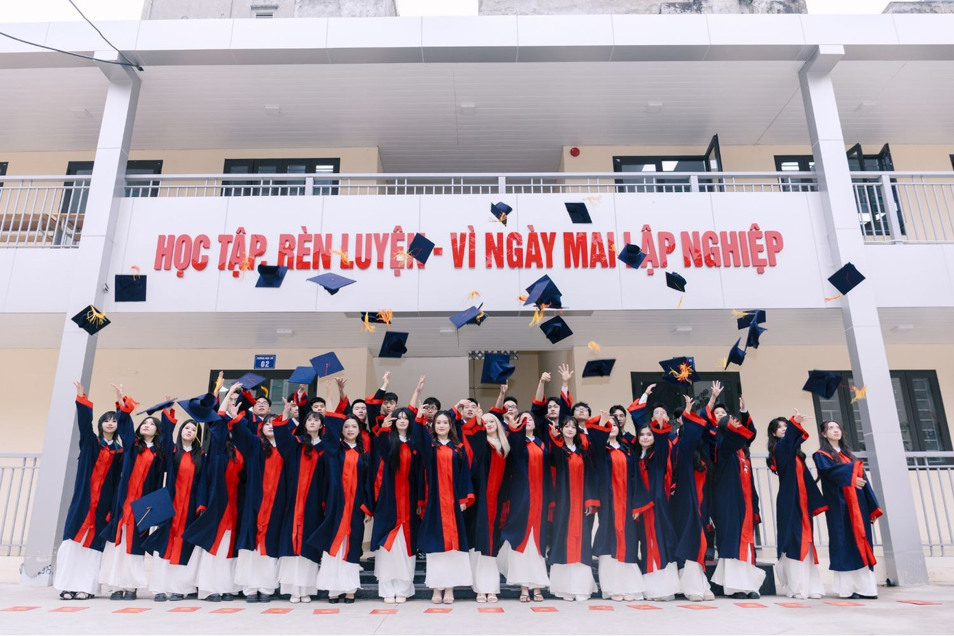 Độc lạ clip kỷ yếu triệu view: Khoe amp;#34;tấm bằngamp;#34; tốt nghiệp amp;#34;búng ra tiếng Anhamp;#34; - 4