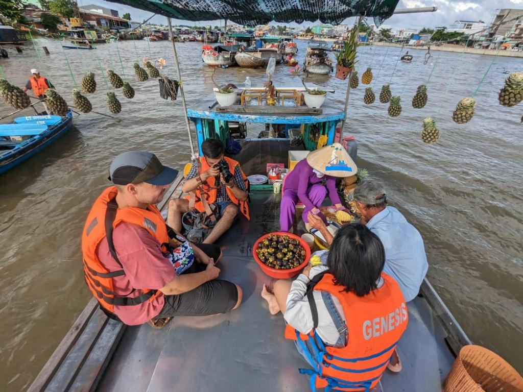 Du khách tham quan chợ nổi Cái Răng.