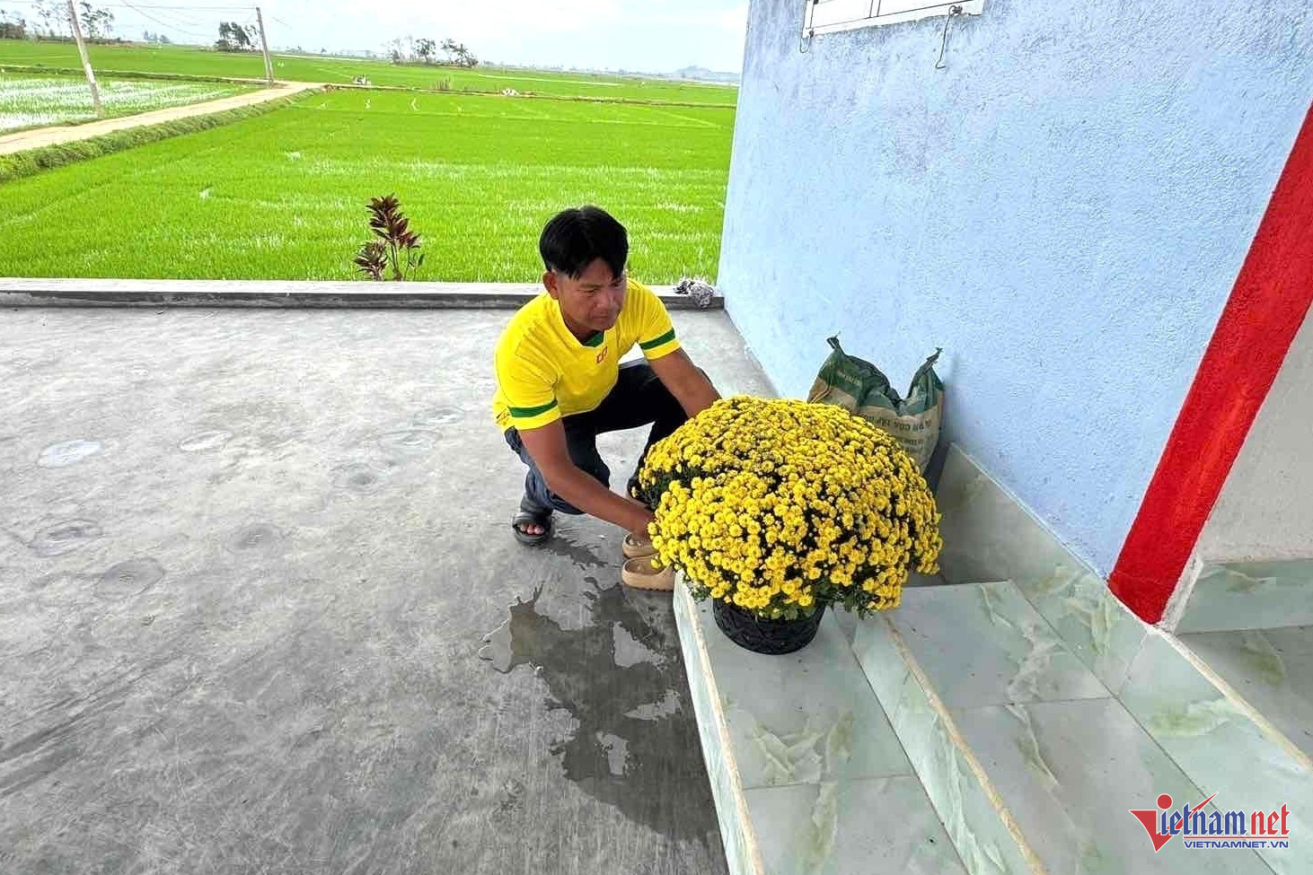 Anh Trần Chủ Nghĩa mua cúc về chưng Tết. Ảnh: Hải Dương