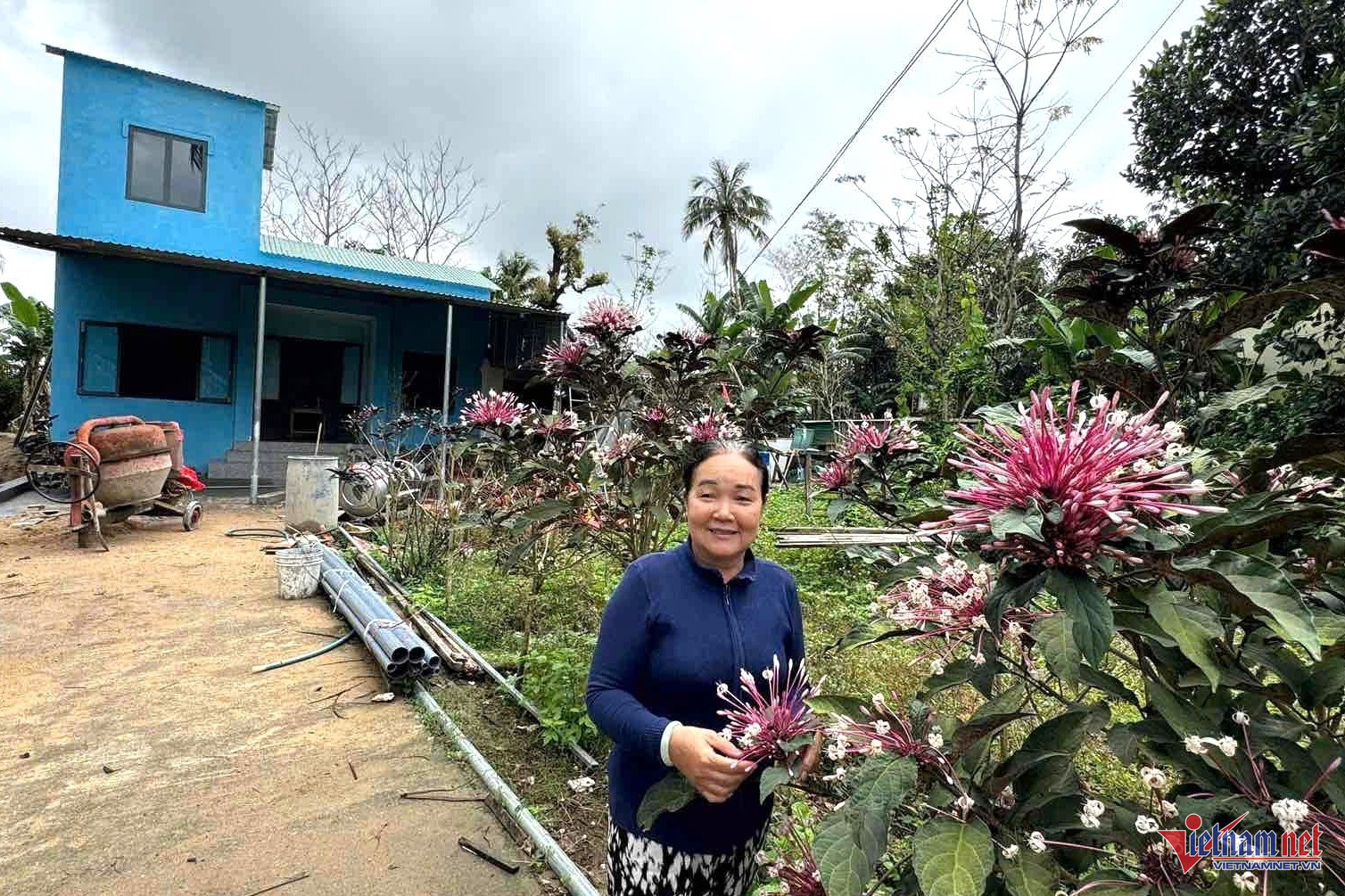 Bà Nguyễn Thị Chúng vui mừng vì có ngôi nhà khang trang sau trận lũ lịch sử. Ảnh: Hải Dương