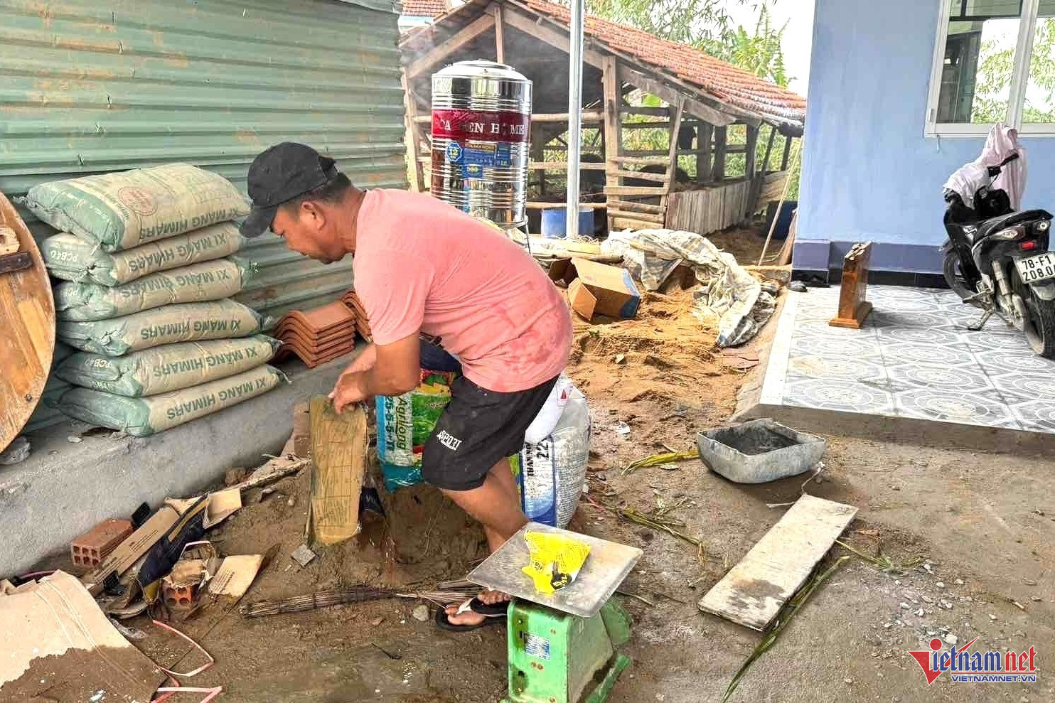 Anh Trần Xuân Hội đang sửa sang, dọn dẹp nhà cửa để chuẩn bị đón Tết. Ảnh: Hải Dương