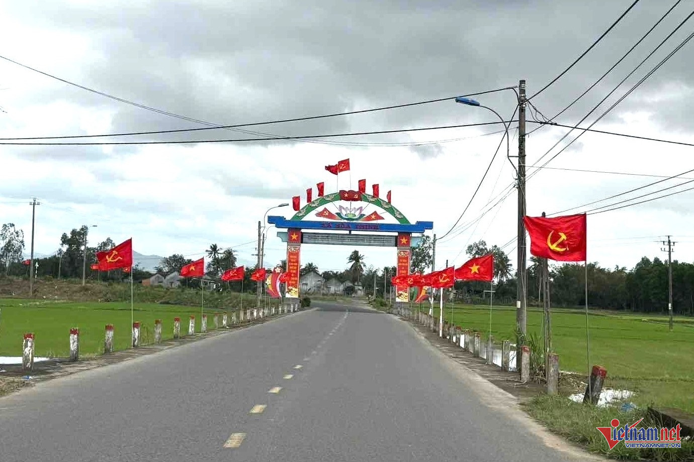 Đường vào trụ sở Đảng ủy xã Hòa Thịnh rực rỡ màu cờ. Ảnh: Hải Dương