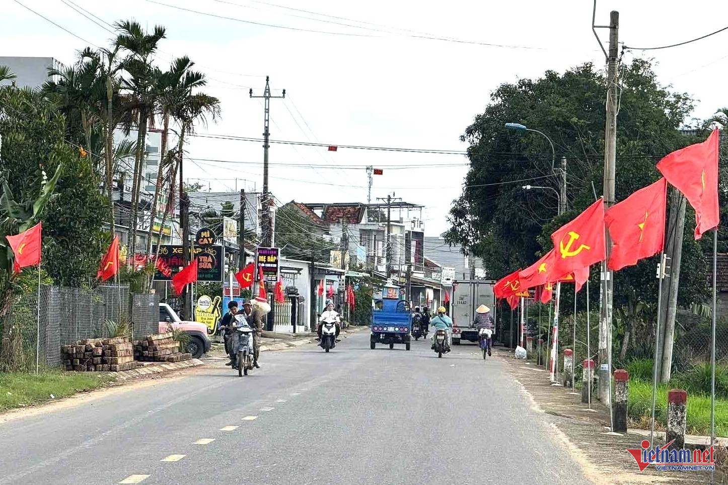 Không khí Tết đang về với người dân rốn lũ Hòa Thịnh. Ảnh: Hải Dương