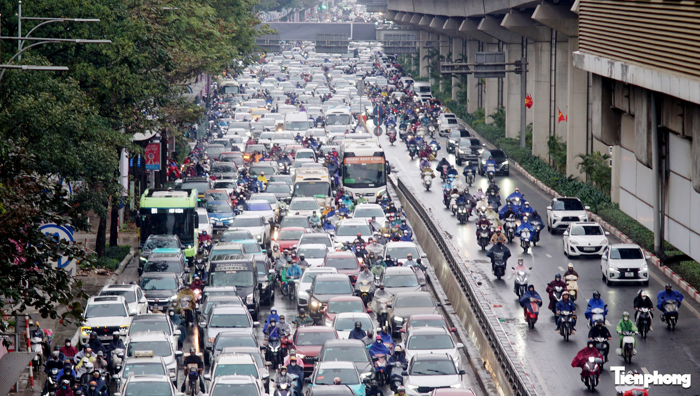 Sáng đầu tuần mưa rét, người Hà Nội amp;#34;chôn chânamp;#34; trên nhiều tuyến đường - 18