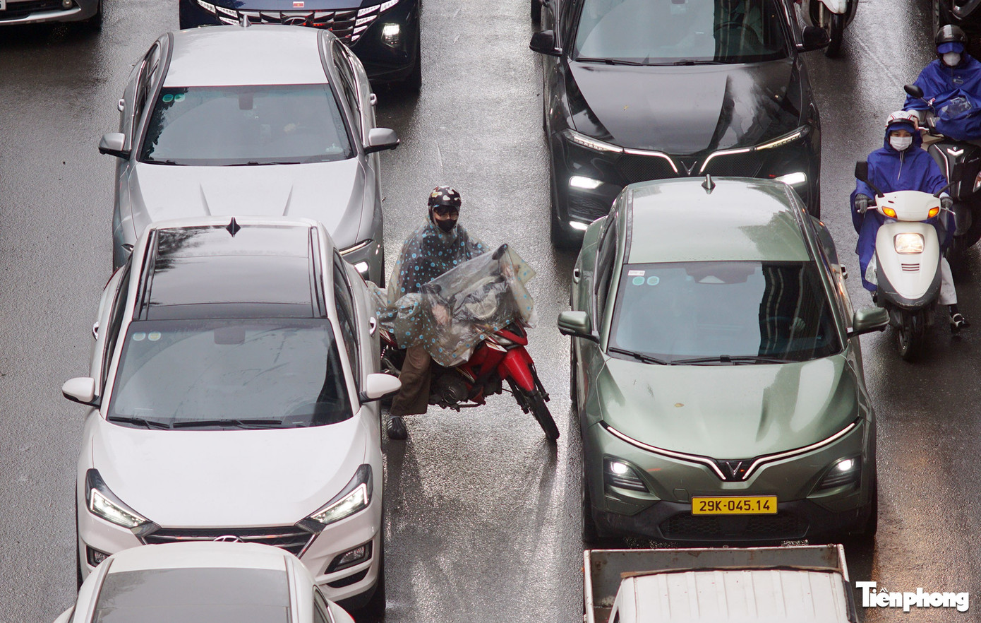 Sáng đầu tuần mưa rét, người Hà Nội amp;#34;chôn chânamp;#34; trên nhiều tuyến đường - 20