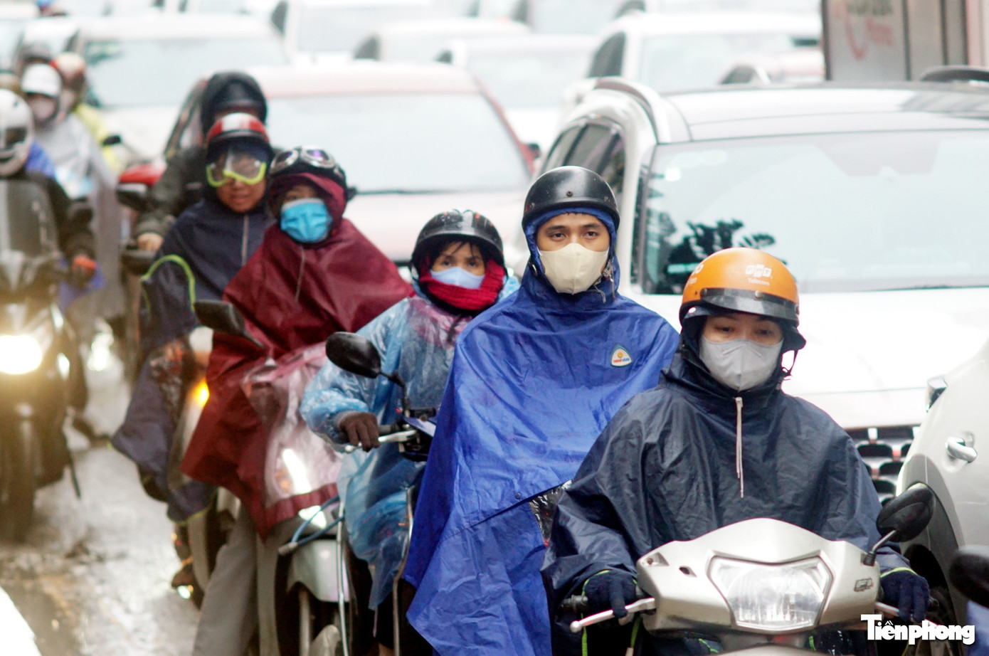 Sáng đầu tuần mưa rét, người Hà Nội amp;#34;chôn chânamp;#34; trên nhiều tuyến đường - 22