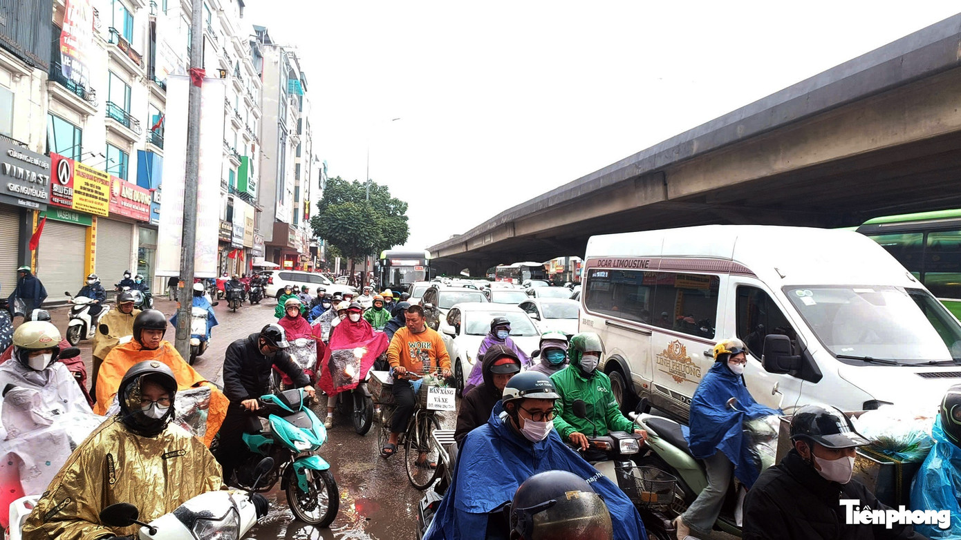 Sáng đầu tuần mưa rét, người Hà Nội amp;#34;chôn chânamp;#34; trên nhiều tuyến đường - 24