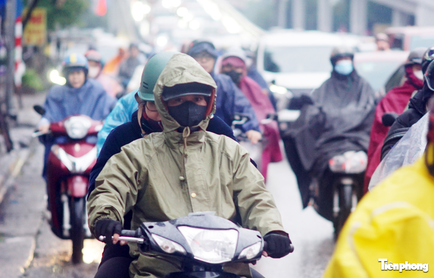 Sáng đầu tuần mưa rét, người Hà Nội amp;#34;chôn chânamp;#34; trên nhiều tuyến đường - 26