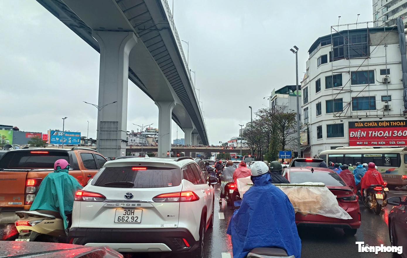 Sáng đầu tuần mưa rét, người Hà Nội amp;#34;chôn chânamp;#34; trên nhiều tuyến đường - 28