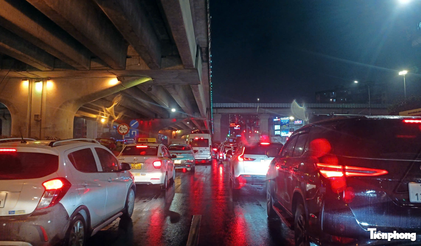 Sáng đầu tuần mưa rét, người Hà Nội amp;#34;chôn chânamp;#34; trên nhiều tuyến đường - 30