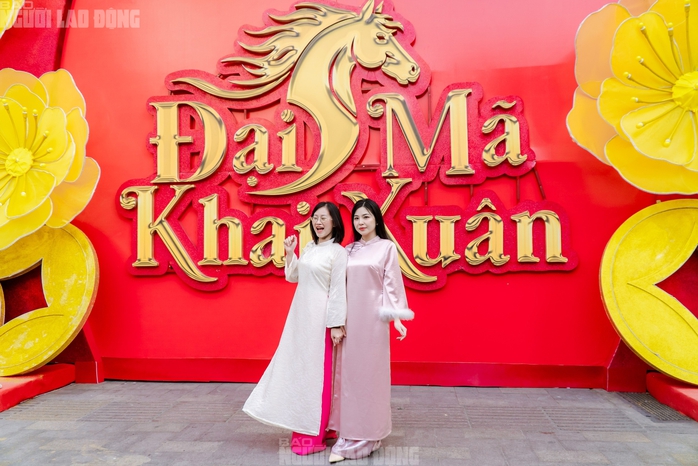 VIDEO: Những điểm amp;#34;check-inamp;#34; linh vật ngựa tại trung tâm TPHCM dịp Tết Bính Ngọ - 1