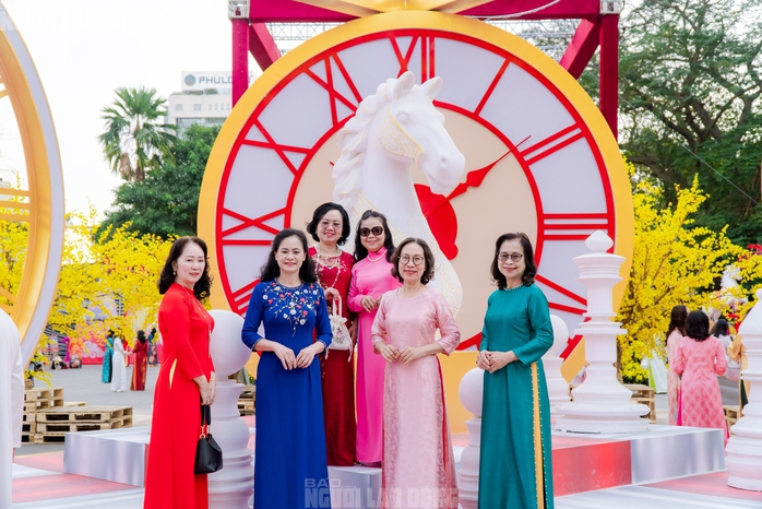 VIDEO: Những điểm amp;#34;check-inamp;#34; linh vật ngựa tại trung tâm TPHCM dịp Tết Bính Ngọ - 2