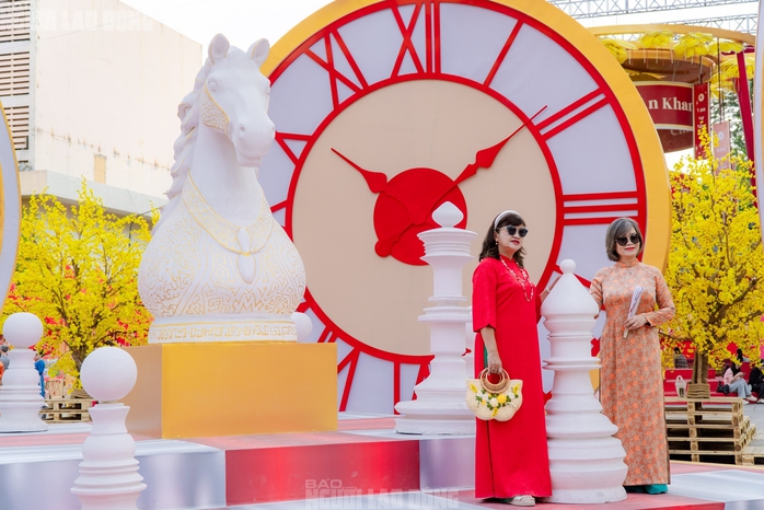 VIDEO: Những điểm amp;#34;check-inamp;#34; linh vật ngựa tại trung tâm TPHCM dịp Tết Bính Ngọ - 3