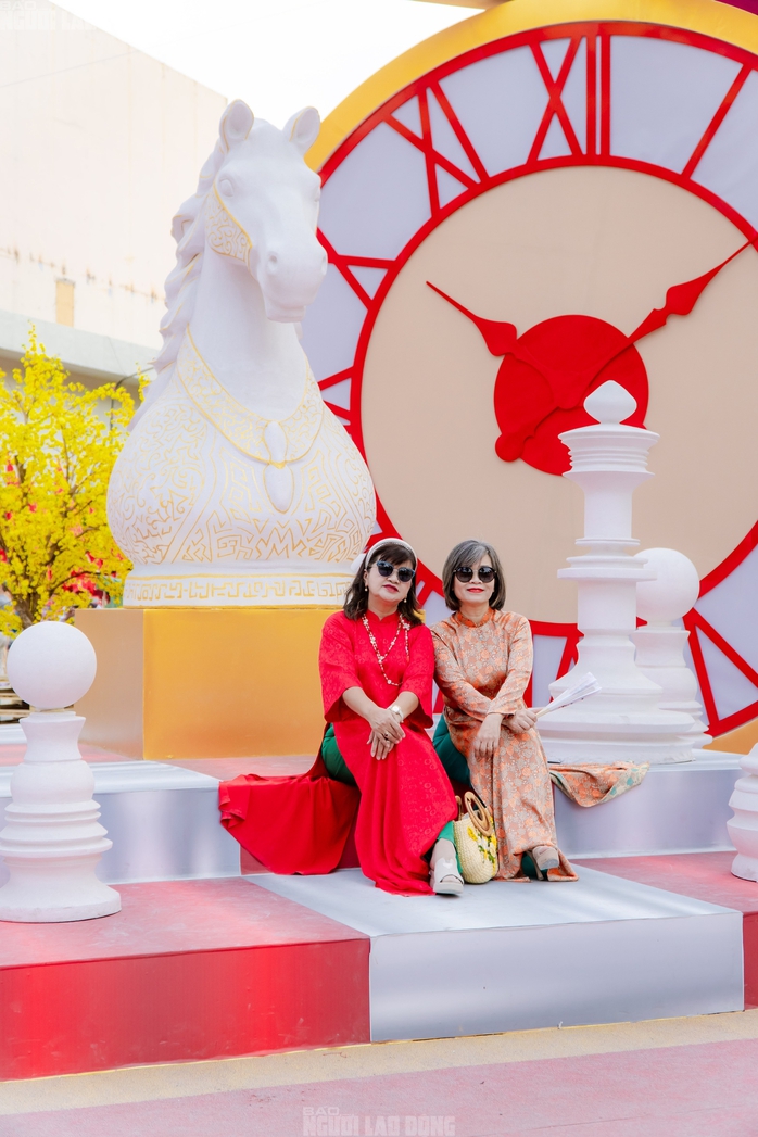 VIDEO: Những điểm amp;#34;check-inamp;#34; linh vật ngựa tại trung tâm TPHCM dịp Tết Bính Ngọ - 4