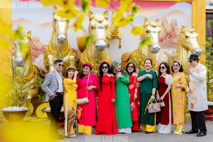 VIDEO: Những điểm amp;#34;check-inamp;#34; linh vật ngựa tại trung tâm TPHCM dịp Tết Bính Ngọ - 5