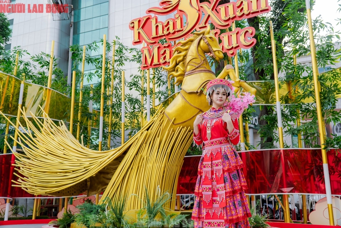 VIDEO: Những điểm amp;#34;check-inamp;#34; linh vật ngựa tại trung tâm TPHCM dịp Tết Bính Ngọ - 6