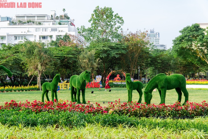 VIDEO: Những điểm amp;#34;check-inamp;#34; linh vật ngựa tại trung tâm TPHCM dịp Tết Bính Ngọ - 9