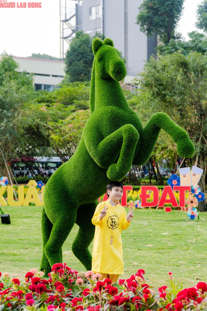 VIDEO: Những điểm amp;#34;check-inamp;#34; linh vật ngựa tại trung tâm TPHCM dịp Tết Bính Ngọ - 10