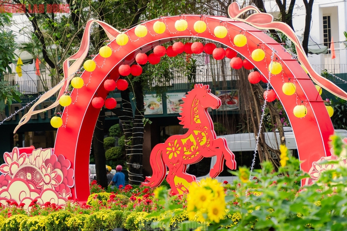 VIDEO: Những điểm amp;#34;check-inamp;#34; linh vật ngựa tại trung tâm TPHCM dịp Tết Bính Ngọ - 11