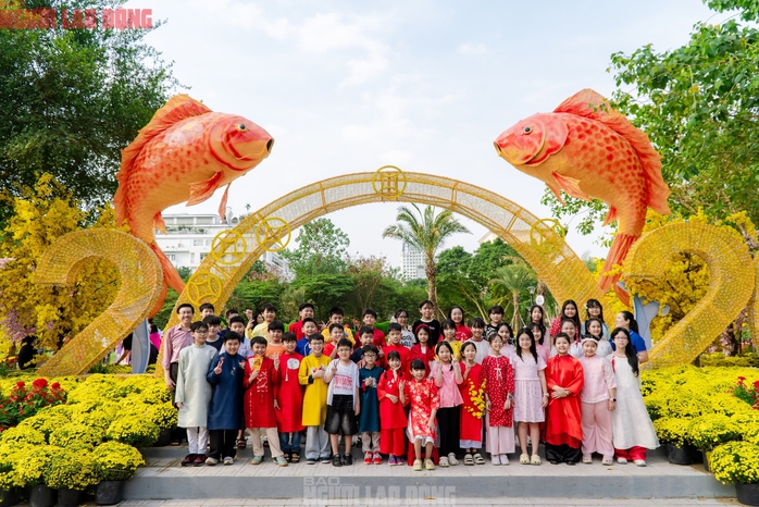 VIDEO: Những điểm amp;#34;check-inamp;#34; linh vật ngựa tại trung tâm TPHCM dịp Tết Bính Ngọ - 12