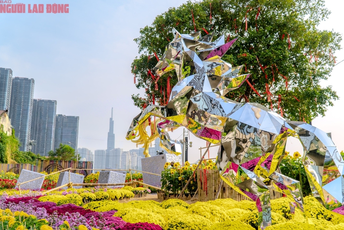 VIDEO: Những điểm amp;#34;check-inamp;#34; linh vật ngựa tại trung tâm TPHCM dịp Tết Bính Ngọ - 13