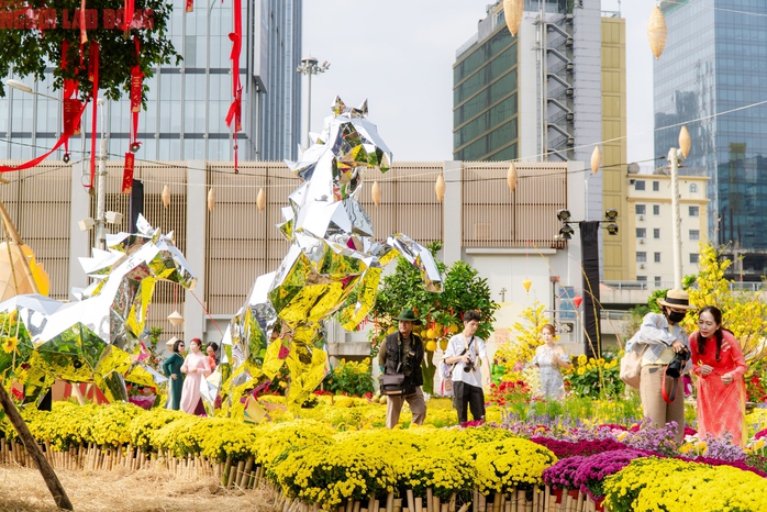 VIDEO: Những điểm amp;#34;check-inamp;#34; linh vật ngựa tại trung tâm TPHCM dịp Tết Bính Ngọ - 15