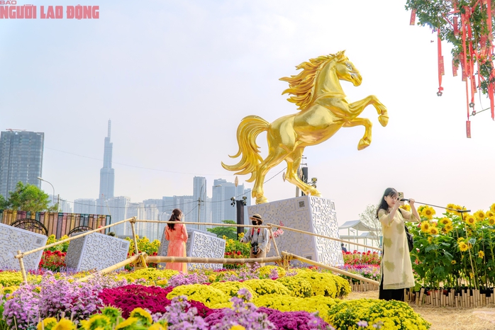 VIDEO: Những điểm amp;#34;check-inamp;#34; linh vật ngựa tại trung tâm TPHCM dịp Tết Bính Ngọ - 16