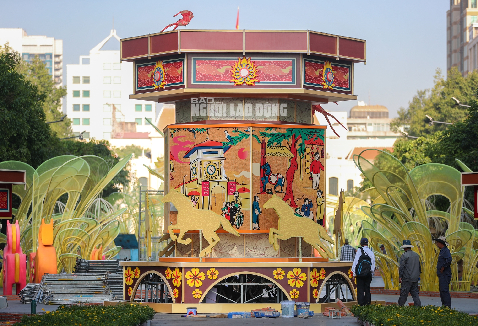 Lồng đèn kéo quân cao hơn 6 m, đường kính 6,4 m. Hạng mục này được thiết kế theo không gian hai chiều, tích hợp hệ thống đèn bên trong và các trục xoay tạo chuyển động liên tục, tái hiện không khí Tết truyền thống Việt Nam.