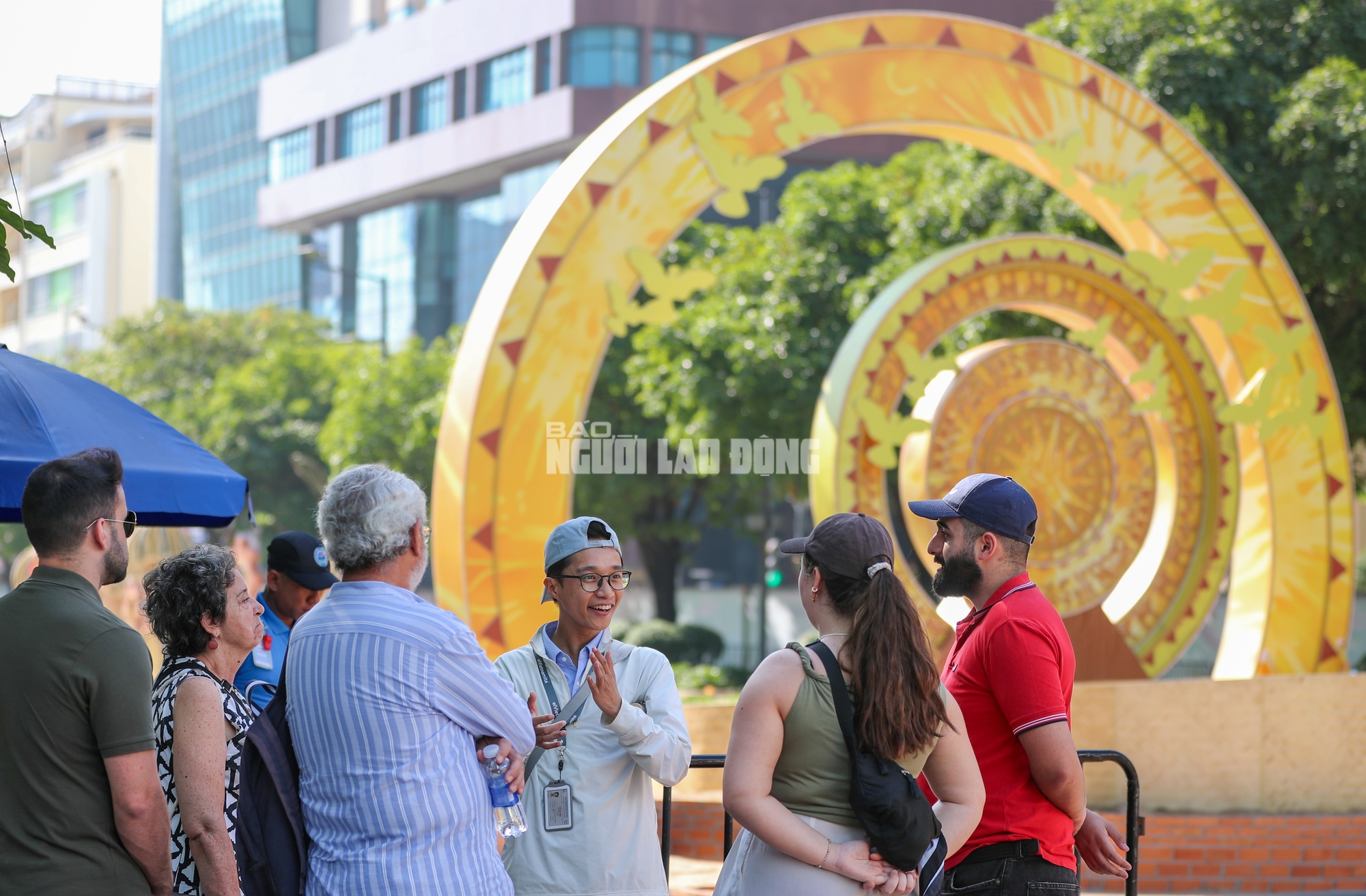 Dù chưa chính thức mở cửa, khu vực xung quanh đường Nguyễn Huệ đã thu hút nhiều người dân dừng chân theo dõi quá trình thi công. Không ít người tranh thủ chụp ảnh từ bên ngoài, ghi lại hình ảnh đường hoa trong giai đoạn hoàn thiện.